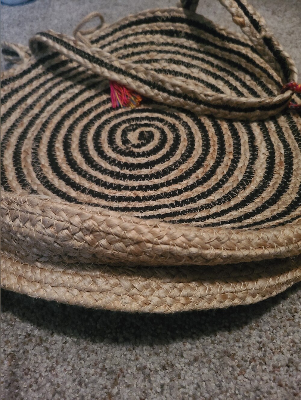 NEW NATURAL AND BLACK HANDWOVEN LARGE ROUND JUTE BAG WTH POMPOM/TASSELS - Picture 4 of 8